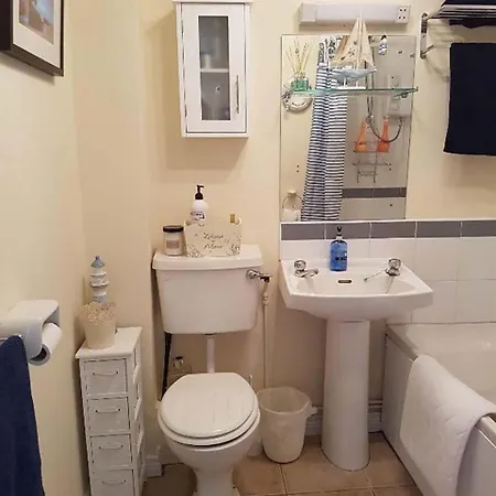 29 Marine Court Apartman *